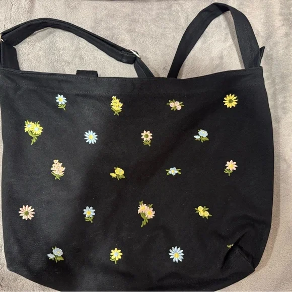 BAGGU Horizontal Duck Bag - Embroidered Ditsy Black Floral - Picture 3 of 5
